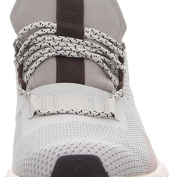 On Running Sneakers - Picture 4 of 10